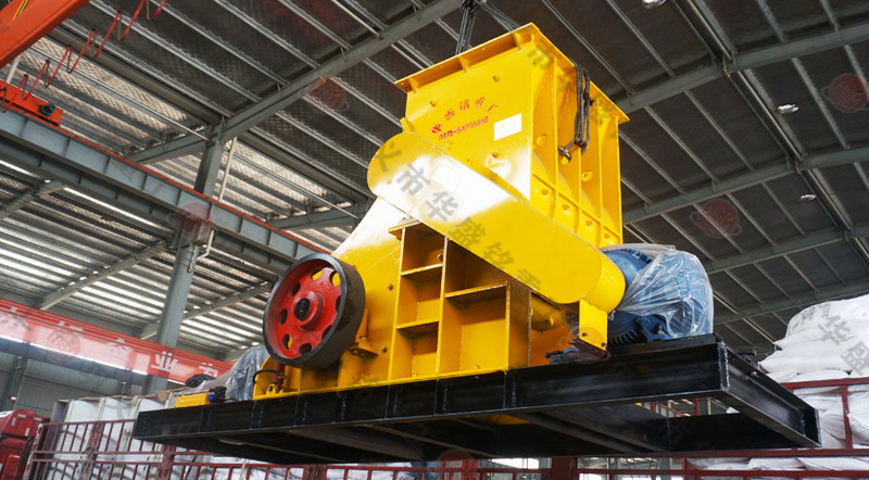 大型雙級錘式破碎機(jī)帶電機(jī)發(fā)貨